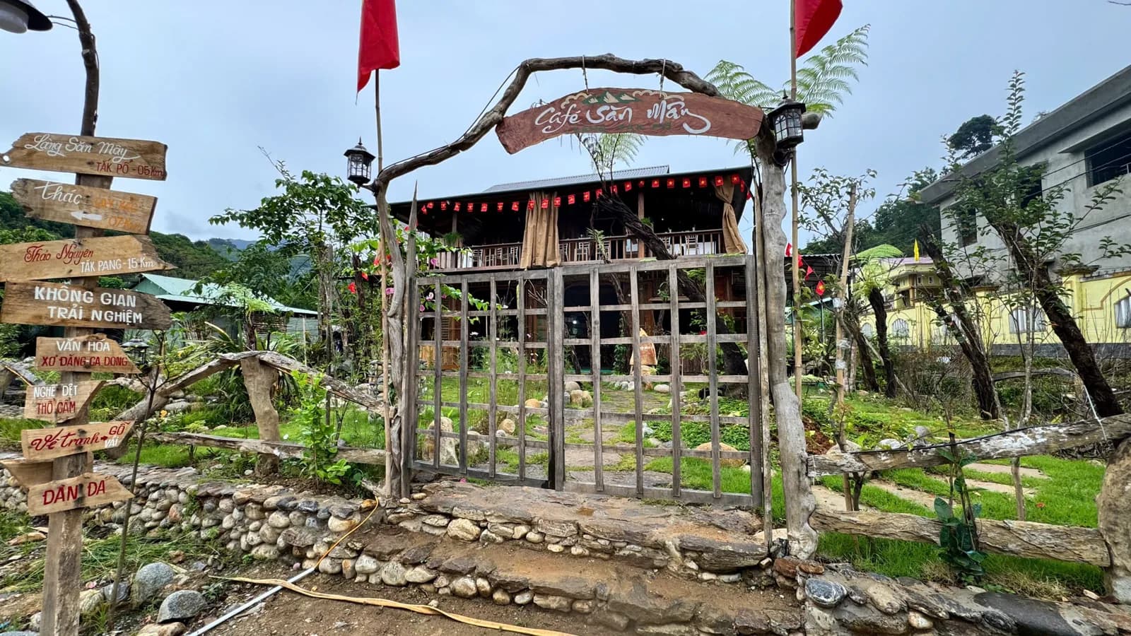 Cổng gỗ Cafe Săn Mây và cột chỉ đường đến làng săn mây Tắk Pổ