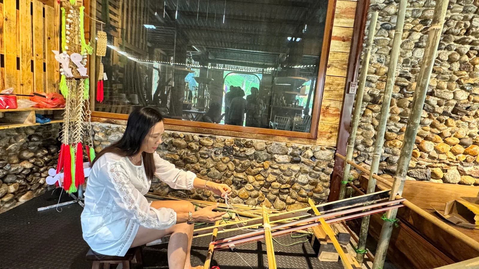 Du khách trải nghiệm dệt thổ cẩm tại không gian HTX
